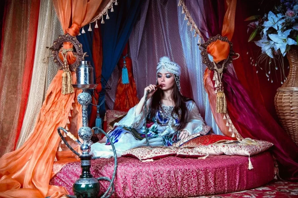 girl-and-hookah-1390802_1920.jpg